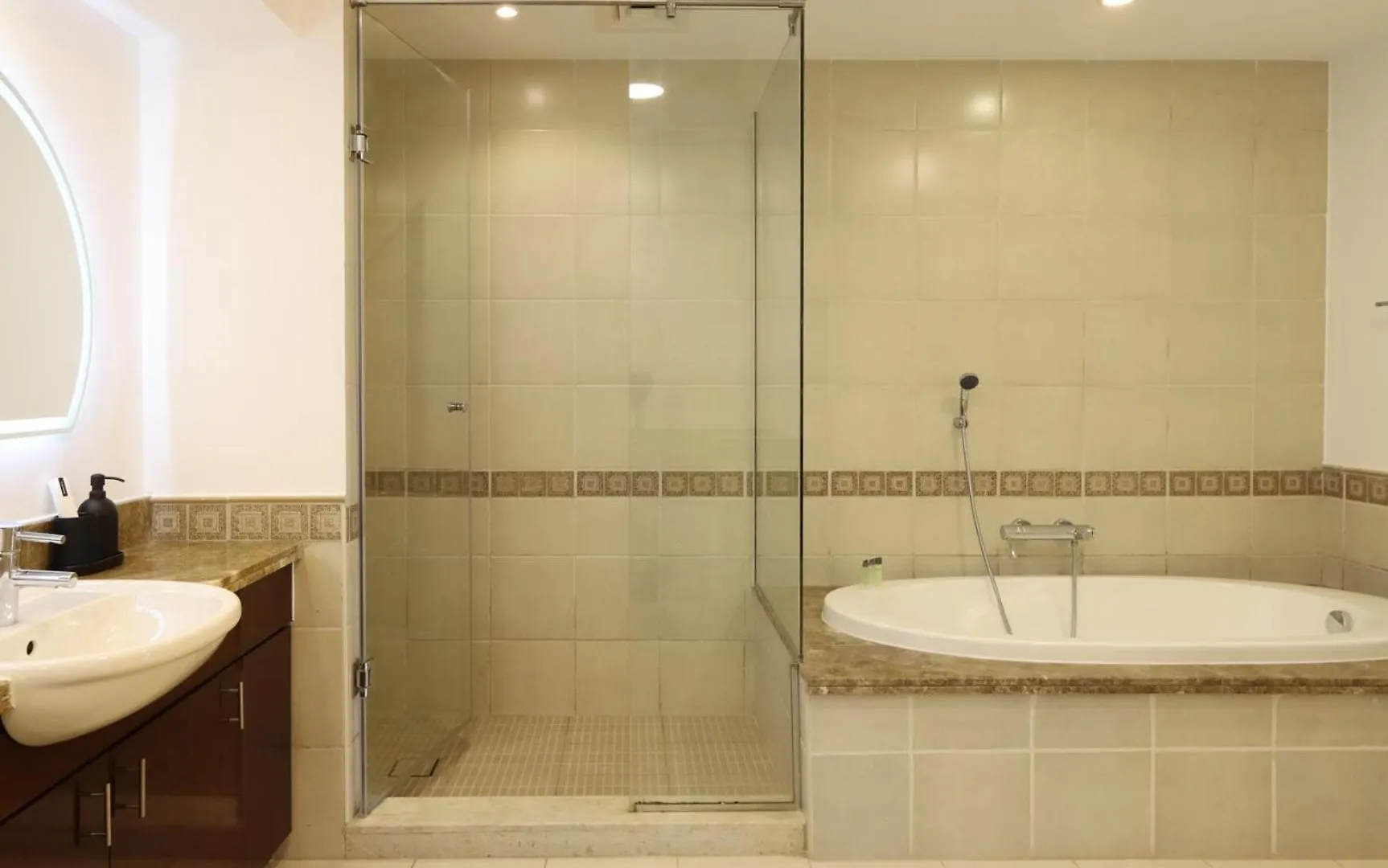 Apartment Livbnb Suite - 1Br Haven In Golden Mile Dubai