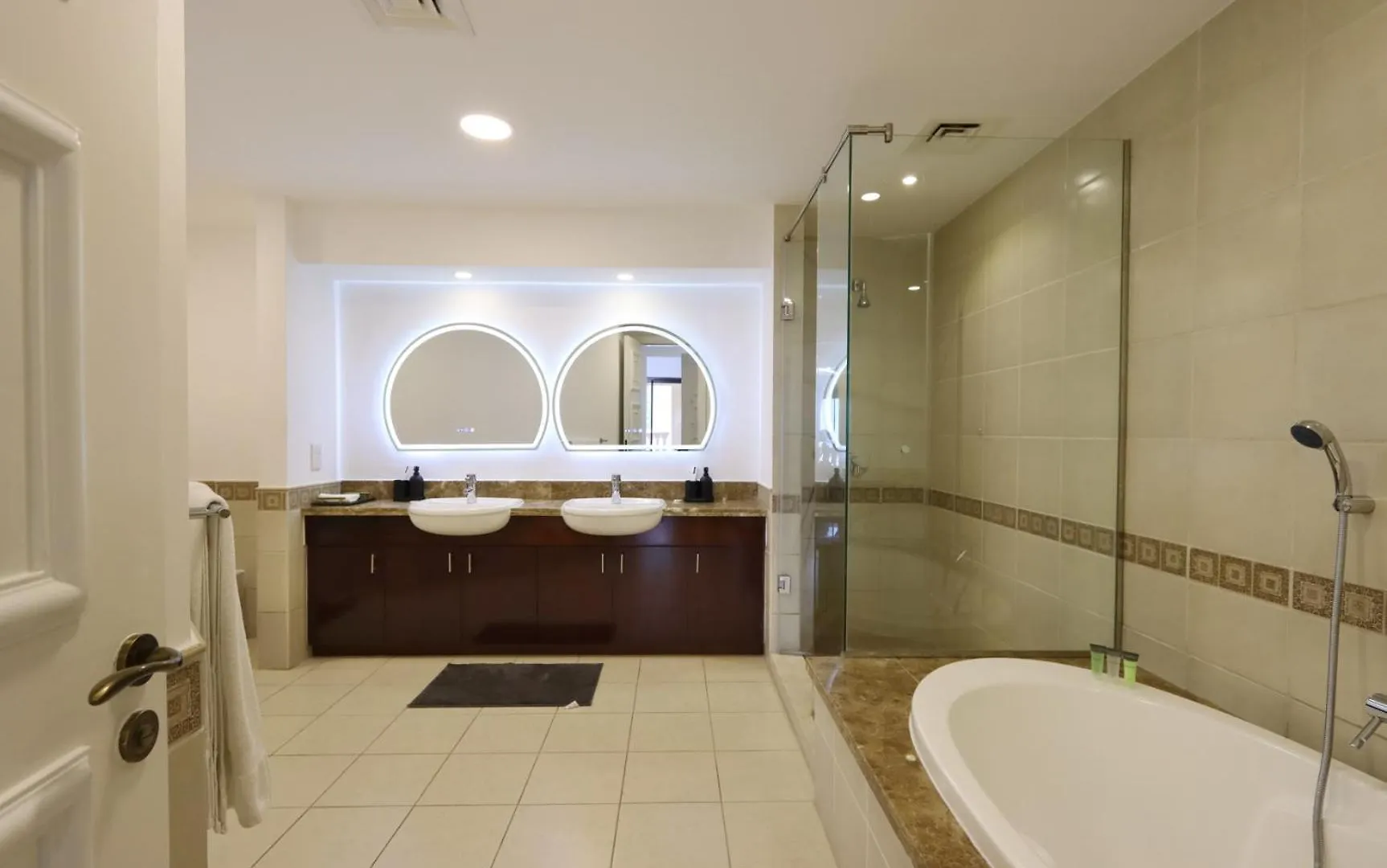 Livbnb Suite - 1Br Haven In Golden Mile Dubai 0*,